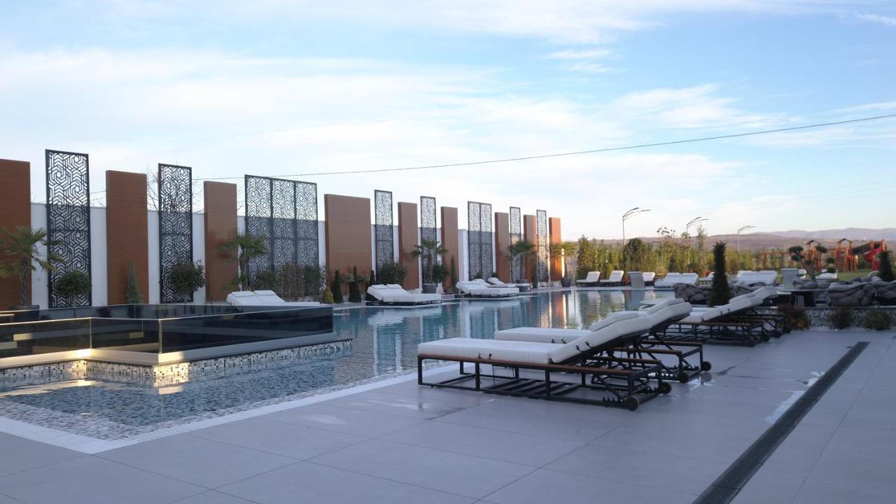 Hotel Mirror Petrovec Exterior photo