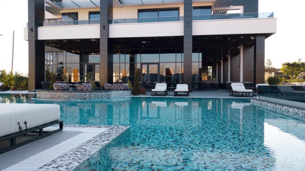 Hotel Mirror Petrovec Exterior photo