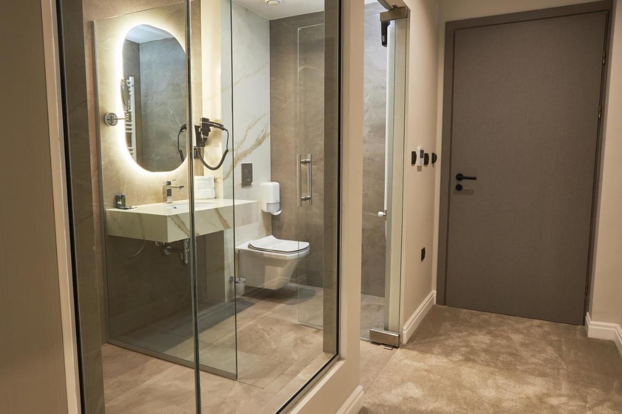 Hotel Mirror Petrovec Exterior photo