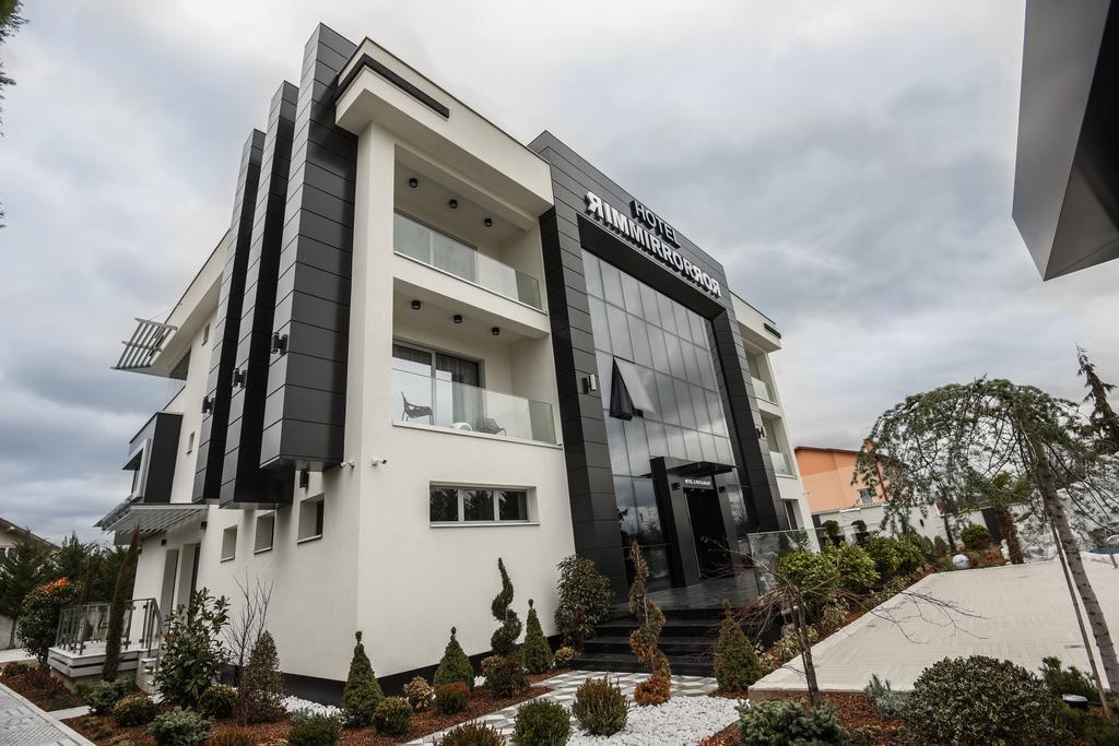 Hotel Mirror Petrovec Exterior photo